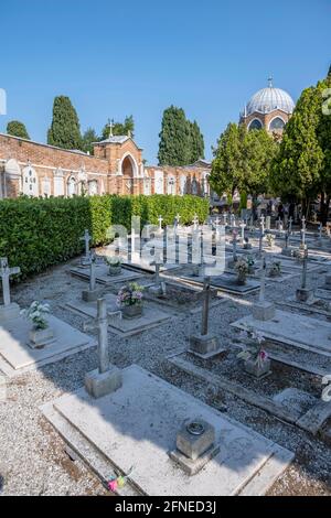 Tombe con croci, isola cimitero San Michele, Venezia, Italia Foto Stock