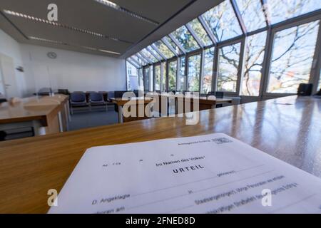 Un formulario di pronuncia è riportato sul tavolo del giudice nella sala di giustizia 3 presso il Tribunale distrettuale di Erding, Baviera, Germania Foto Stock