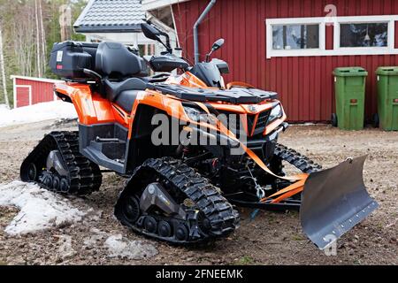 Umea, Norrland Svezia - 16 aprile 2021: Veicoli con catene da neve che ricordano una moto quad Foto Stock