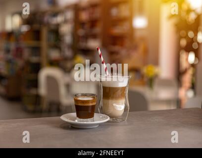 Caffè latte macchiato decorativo a strati e caffè espresso Foto Stock