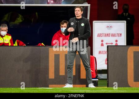 Lipsia, Germania. 16 maggio 2021. Il capo allenatore Oliver Glasner di Wolfsburg guarda durante una partita della Bundesliga tedesca tra RB Leipzig e VfL Wolfsburg a Lipsia, Germania, il 16 maggio 2021. Credit: Kevin Voigt/Xinhua/Alamy Live News Foto Stock