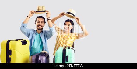 Felice sorridente coppia di famiglia turistica o amici decollo estate cappello studio girato Foto Stock