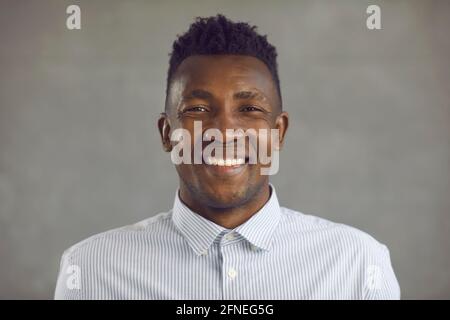 Studio di un felice amico giovane afroamericano sorridente alla fotocamera Foto Stock