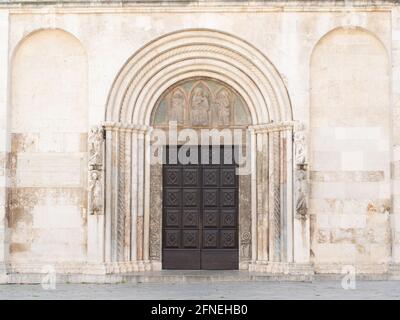 Riccamente decorato portale principale della cattedrale di Sant'Anastasia, cattedrale cattolica romana di Zara, Croazia, in stile romanico Foto Stock