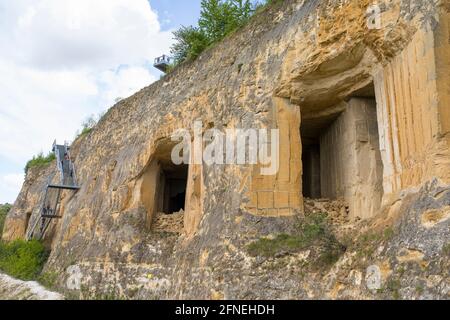 Grotte realizzate dagli uomini durante l'esplorazione della cava di cemento (ora chiusa e aperta al pubblico) al Sint-Pieterserg di Maastricht, Paesi Bassi Foto Stock