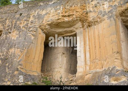Grotte realizzate dagli uomini durante l'esplorazione della cava di cemento (ora chiusa e aperta al pubblico) al Sint-Pieterserg di Maastricht, Paesi Bassi Foto Stock