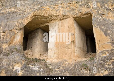 Grotte realizzate dagli uomini durante l'esplorazione della cava di cemento (ora chiusa e aperta al pubblico) al Sint-Pieterserg di Maastricht, Paesi Bassi Foto Stock