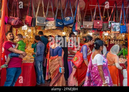 I visitatori si affollano alla Khulna International Trade Fair, che si tiene per un mese, presso la Khulna Circuit House di Khulna, Bangladesh. Foto Stock