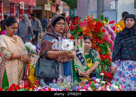 I visitatori si affollano alla Khulna International Trade Fair, che si tiene per un mese, presso la Khulna Circuit House di Khulna, Bangladesh. Foto Stock