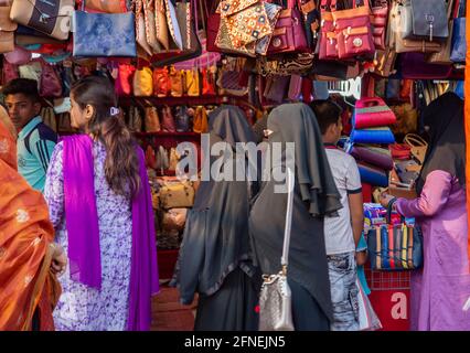 I visitatori si affollano alla Khulna International Trade Fair, che si tiene per un mese, presso la Khulna Circuit House di Khulna, Bangladesh. Foto Stock