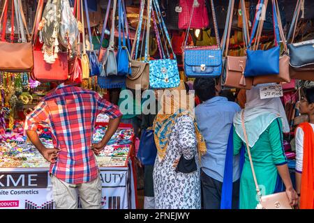 I visitatori si affollano alla Khulna International Trade Fair, che si tiene per un mese, presso la Khulna Circuit House di Khulna, Bangladesh. Foto Stock