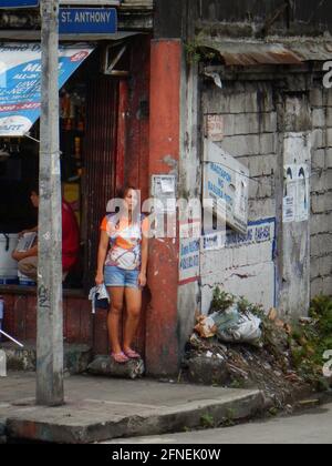 Giovane filippino asiatico in piedi in un angolo di strada a Novaliches, Manila, Filippine Foto Stock