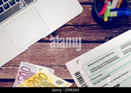 Dichiarazione dei redditi e banconote in euro Foto Stock