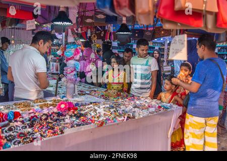 I visitatori si affollano alla Khulna International Trade Fair, che si tiene per un mese, presso la Khulna Circuit House di Khulna, Bangladesh. Foto Stock