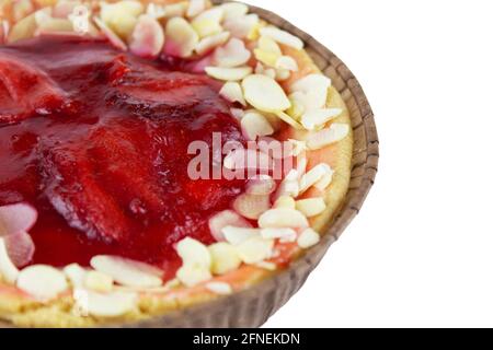 Crostata di fragole con petali di mandorle, macro. Isolato su sfondo bianco Foto Stock