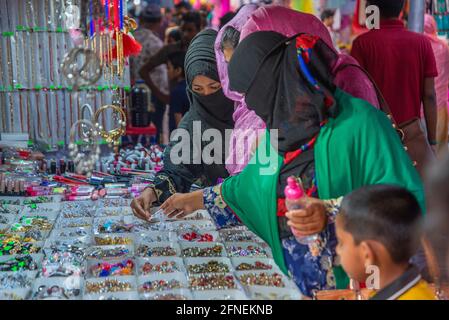 I visitatori si affollano alla Khulna International Trade Fair, che si tiene per un mese, presso la Khulna Circuit House di Khulna, Bangladesh. Foto Stock