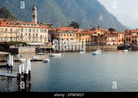 Menaggio, Italia - Luglio 28,2018: Vista mattutina del porto e del villaggio di Menaggio, piccolo paese sul Lago di Como, Italia, con acqua calma e morbida Foto Stock