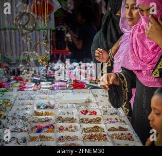 I visitatori si affollano alla Khulna International Trade Fair, che si tiene per un mese, presso la Khulna Circuit House di Khulna, Bangladesh. Foto Stock