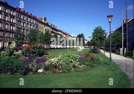 Bordeauxplatz nel quartiere di Monaco di Haidhausen all'inizio dell'estate. [traduzione automatizzata] Foto Stock