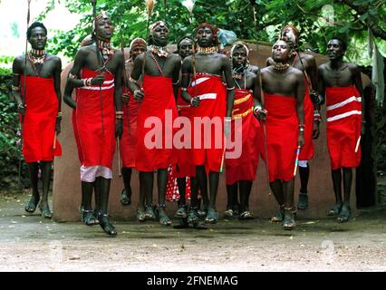 I Maasai vivono nelle savane del Kenya meridionale. Qui, i guerrieri Maasai ballano una danza di benvenuto in un villaggio vicino al Parco Nazionale di Amboseli. [traduzione automatizzata] Foto Stock