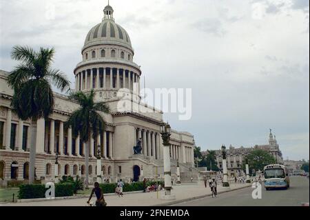 Inaugurato nel 1929, il Capitoleo Nacional è una copia del Campidoglio di Washington e testimonia la lunga influenza degli Stati Uniti. Oggi è sede dell'Accademia delle Scienze cubana e ospita il Museo di Storia Naturale Felipe Poey nell'ala sinistra. [traduzione automatizzata] Foto Stock