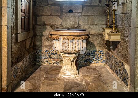 Taufbecken in der Kirche Igreja de Nossa Senhora da Oliveira, Guimaraes, Portogallo, Europa | fonte battesimale della chiesa Igreja de Nossa Senhora d Foto Stock