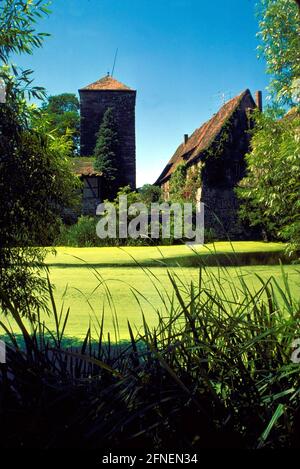 Burgsinn fossato castello vicino Gemünden nella valle del Sinn in Baviera. Il castello, circondato da un ampio fossato, è uno dei pochi castelli umificati in Baviera. Nel 1001 il nobile Franconiano Hildolf von Tungenden lo acquistò dal vescovo Würzburg Heinrich I. l'attuale struttura del castello, con la sua pianta ben equilibrata, fu probabilmente costruita nel XI o XII secolo. [traduzione automatizzata] Foto Stock