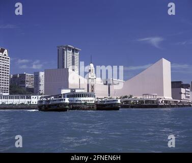 Vista del quartiere Kowloon di Hong Kong con il Peninsula Hotel (l.), la Torre dell'Orologio (m.) e il Centro Culturale Tsim Sha Tsui (r.). Di fronte al molo dei traghetti della linea Star-Ferry. [traduzione automatizzata] Foto Stock