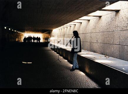 Il musicista di strada suona nel sottopassaggio pedonale vicino alla Haus der Kunst di Monaco. [traduzione automatizzata] Foto Stock