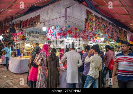 I visitatori si affollano alla Khulna International Trade Fair, che si tiene per un mese, presso la Khulna Circuit House di Khulna, Bangladesh. Foto Stock