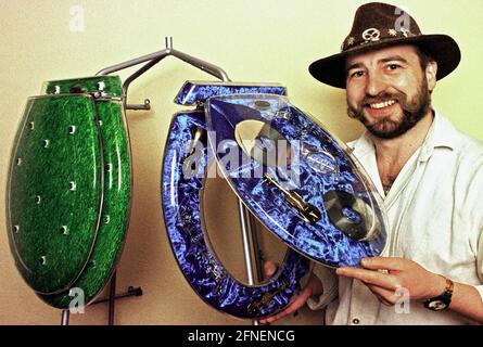 La prima galleria di gabinetto in Germania è stata recentemente aperta dall'artigiano Uwe Biederer (foto) nel Westend di Monaco (Landsbergerstr. 69). I sedili della toletta presentati ci sono pezzi unici fatti da lui, che chiaramente differiscono dal disegno convenzionale della stanza da bagno. Nei coperchi e nelle sedi in acrilico saldati ermeticamente e stagni, il designer di 35 anni ha incorporato arrangiamenti di oggetti estremamente curiosi, come fiori di seta, CD, banconote reali, automobili giocattolo, anche orsi gommosi, occhi di vetro e piccole e funzionali luci da fata. Costo dei posti personalizzati Ä la Biederer - circa 300 DM. (585 caratteri) [automatico Foto Stock