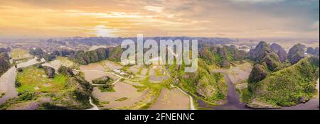 Il maestoso paesaggio sul fiume Ngo Dong a Tam Coc Bich Dong vista dal drone nella provincia di Ninh Binh di Vietnam Foto Stock