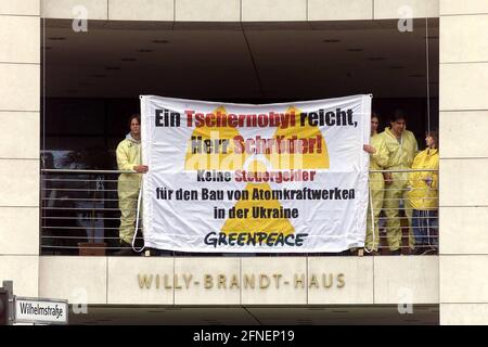 Gli attivisti dell'organizzazione ambientalista Greenpeace hanno aperto un banner sulla façade della Willy Brandt House a Berlino lunedì per dimostrare contro la politica nucleare dell'SPD. Allo stesso tempo il comitato esecutivo del partito si è riunito nell'edificio esecutivo federale del DOCUP a Berlino. [traduzione automatizzata] Foto Stock