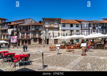 Ristoranti am Platz Praça de São Tiago in der Altstadt von Guimaraes, Portogallo, Europa | São de Praça Tiago ristoranti nel centro storico o Foto Stock