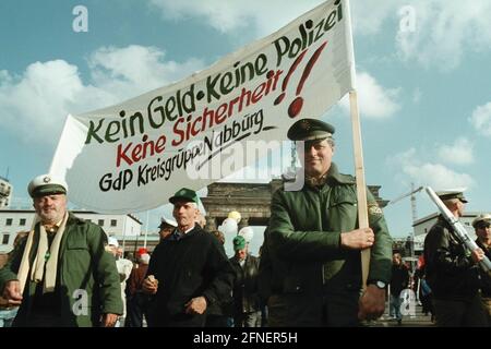 19 OTT 1999, BERLINO/GERMANIA: Poliziotti protestano con la bandiera "Nessun denaro - nessuna polizia" contro il pacchetto di austerità del governo federale, dimostrazione di DGB, DBB e ÖTV davanti alla porta di Brandeburgo IMMAGINE: 19991019-01/01-16 [traduzione automatizzata] Foto Stock
