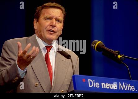 Campagna elettorale Bundestag 1998, SPD e 'Die neue Mitte': Cancelliere candidato Gerhard Schröder (SPD) durante il suo discorso in occasione di una campagna elettorale sul mercato di Brema il 31 agosto 1998. [traduzione automatizzata] Foto Stock