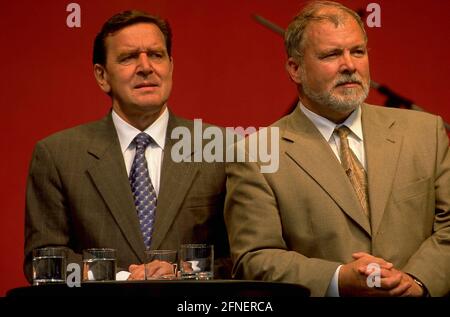 Campagna elettorale del Bundestag 1998, SPD: Cancelliere candidato Gerhard Schröder e deputato candidato Harald Ringstorff (destra) durante una campagna elettorale a Schwerin. [traduzione automatizzata] Foto Stock