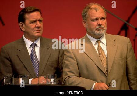 Campagna elettorale del Bundestag 1998, SPD: Cancelliere candidato Gerhard Schröder e deputato candidato Harald Ringstorff (destra) durante una campagna elettorale a Schwerin. [traduzione automatizzata] Foto Stock