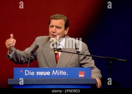 Campagna elettorale Bundestag 1998, SPD e 'Die neue Mitte': Cancelliere candidato Gerhard Schröder (SPD) durante il suo discorso in occasione di una campagna elettorale sul mercato di Brema il 31 agosto 1998. [traduzione automatizzata] Foto Stock