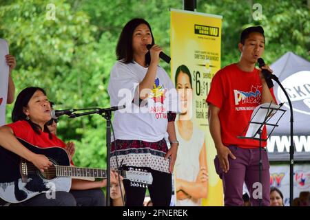 Due donne e un giovane filippino suonano sul palco al Philippines Independence Day 2015, Vincent Massey Park, Ottawa, Ontario, Canada Foto Stock