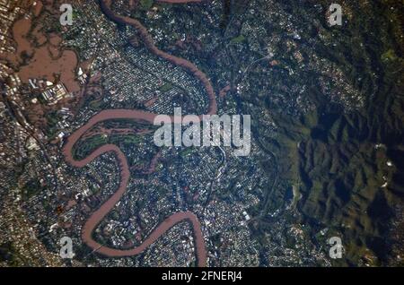 BRISBANE, AUSTRALIA - 13 gennaio 2011 - una fotografia astronauta scattata dalla Stazione spaziale Internazionale il 13 gennaio 2011 che mostra il devastante f Foto Stock