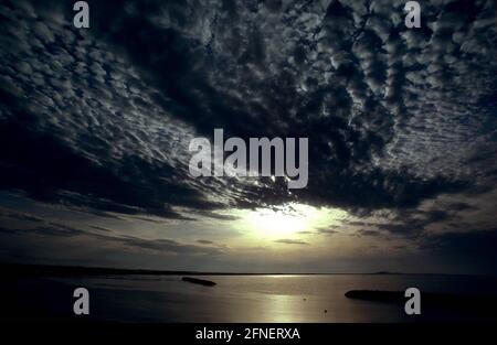 Cielo serale sul Mar Mediterraneo a Les Saintes Maries de la mer nella Camargue. [traduzione automatizzata] Foto Stock