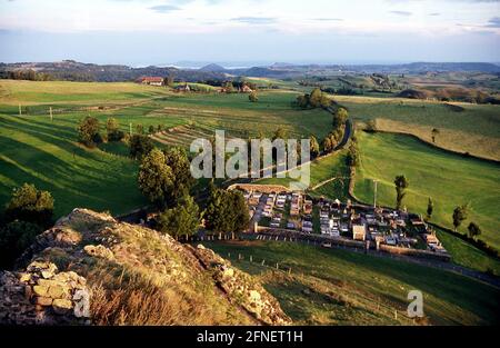 Vista dal Chateau de Buron vicino a Vic-le-Comte nel Massiccio Centrale Francese. [traduzione automatizzata] Foto Stock