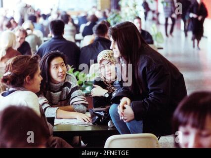 Studenti stranieri nella caffetteria dell'Università della Ruhr a Bochum. [traduzione automatizzata] Foto Stock