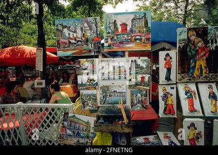 Mercato degli artisti, qui che vende dipinti, sulla Place de Tertre nel quartiere di Montmartre a Parigi. [traduzione automatizzata] Foto Stock