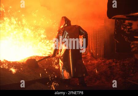 Lavoratori che batte l'altoforno Schwelgern di Thyssen Krupp Stahl AG. [traduzione automatizzata] Foto Stock