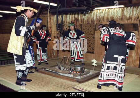 Un gruppo di danza con gli indigeni giapponesi (Ainu) durante una dimostrazione al museo. [traduzione automatizzata] Foto Stock
