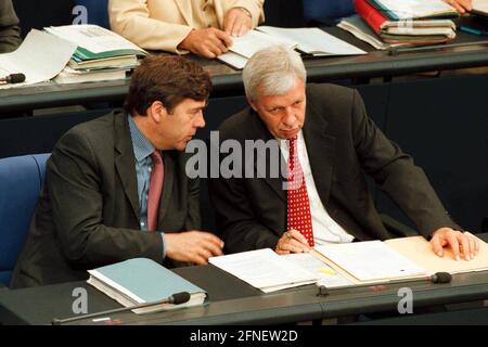 Sigemar Mosdorf, SPD, Segretario di Stato parlamentare del Ministero federale dell'economia, e Werner Müller, SPD, Ministro federale dell'economia, durante un dibattito al Bundestag tedesco nel Reichstag. [traduzione automatizzata] Foto Stock