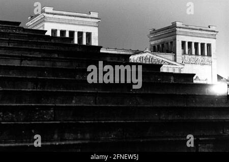 Il Propylaea sulla Königsplatz di Monaco e la scala della Collezione statale di antichità classiche. [traduzione automatizzata] Foto Stock