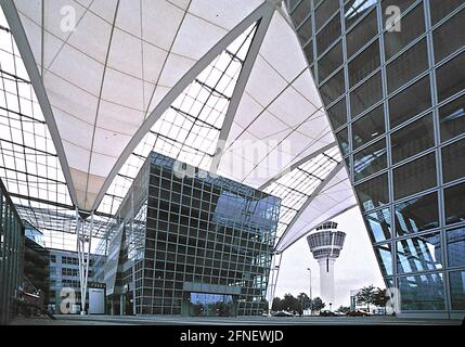 'Munich Airport Center apre le sue porte il nuovo ufficio MAC (Munich Airport Center), centro conferenze e shopping all'aeroporto di Monaco è senza dubbio di proporzioni cosmopolite. Flughafen GmbH ha investito circa 220 milioni di marchi nella costruzione di questo edificio dall'aspetto futuristico. Il fulcro del complesso, progettato dall'architetto di Chicago Helmut Jahn, è il Forum, che occupa circa 10,000 metri quadrati ed è coperto da vele di vetro dinamicamente curve. [traduzione automatizzata]" Foto Stock